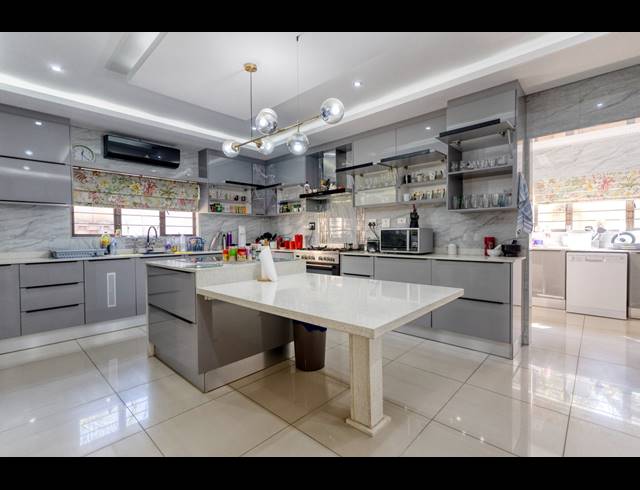 5 BEDROOM HOUSE FOR SALE IN BALLITO CENTRAL